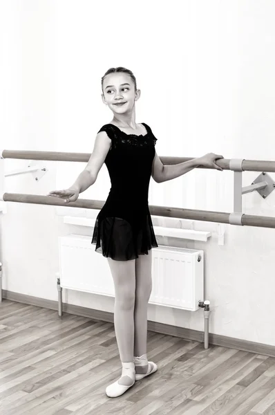 Chica haciendo ejercicio de ballet — Foto de Stock