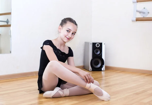 Mädchen macht Ballettübung — Stockfoto