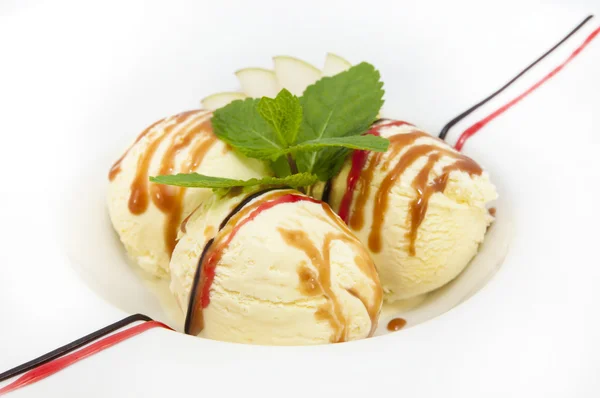 Eis mit Karamellsoße — Stockfoto