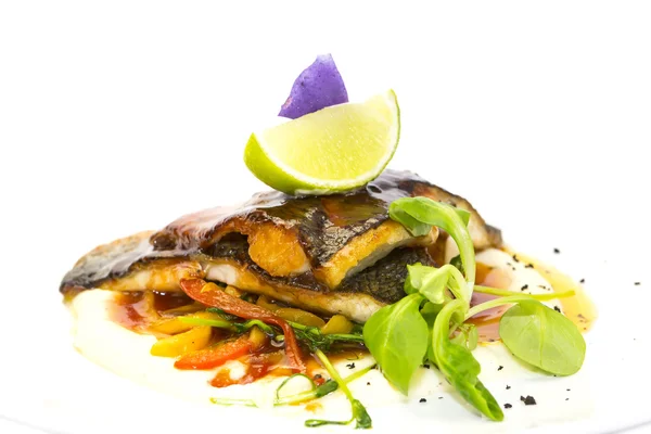 Gebackener Fisch mit Gemüse — Stockfoto