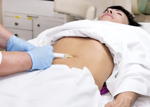 Mujer durante la mesoterapia de celulitis — Foto de Stock