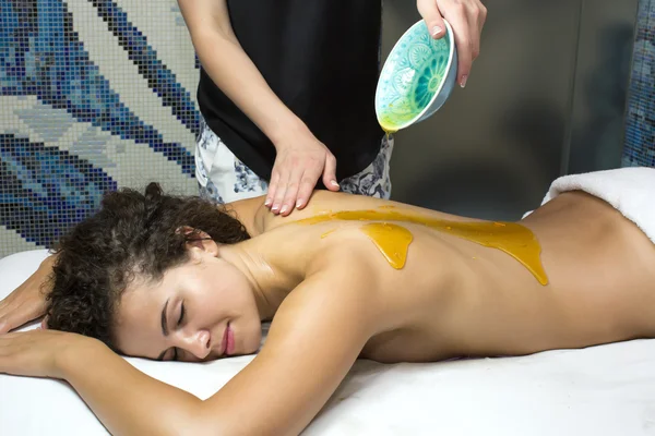 Proces masaż miodem — Zdjęcie stockowe