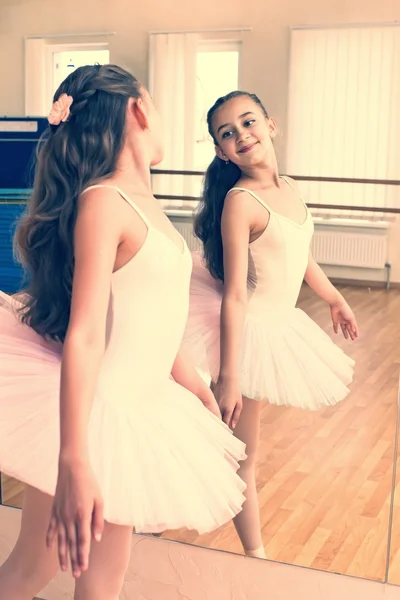 Flickan gör balett träning — Stockfoto