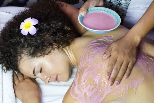 Женщина во время йогуртового массажа — стоковое фото