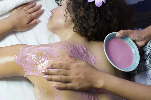 Kvinna vid yoghurt massage — Stockfoto