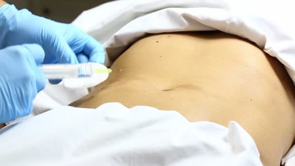 Mujer durante la mesoterapia de celulitis — Vídeos de Stock