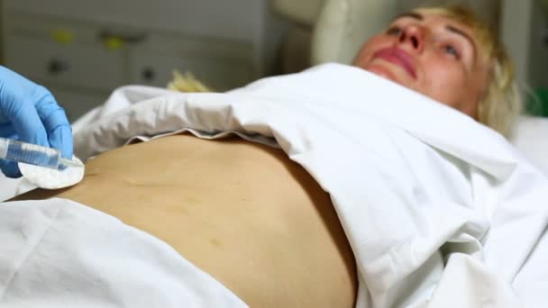 Женщина во время целлюлитной мезотерапии — стоковое видео