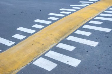 asfalt üzerinde çocuk oyuncakları