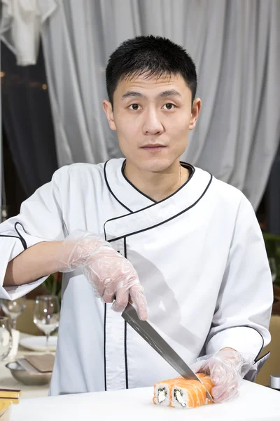 Japońskiego szefa kuchni w restauracji Dokonywanie sushi rolki — Zdjęcie stockowe
