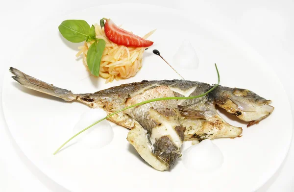Pesce al forno con verdure — Foto Stock