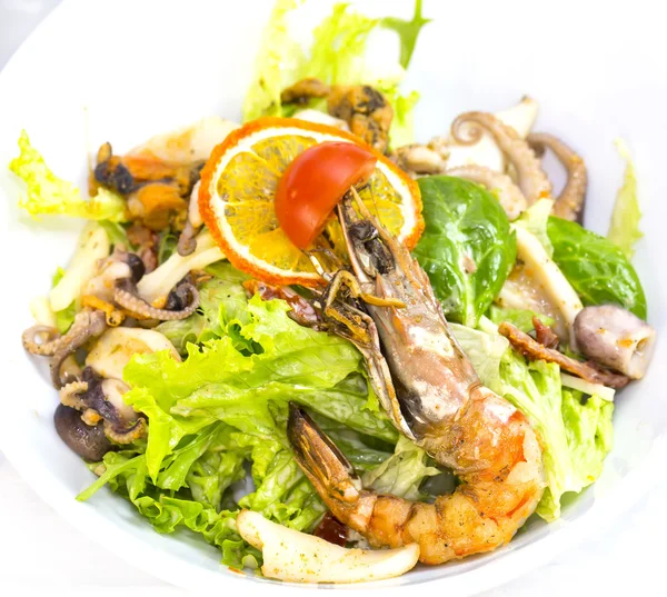 Köstlicher Salat mit Meeresfrüchten — Stockfoto