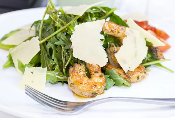 Salada de camarão e verduras — Fotografia de Stock