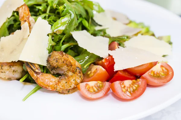 Salada de camarão e verduras — Fotografia de Stock