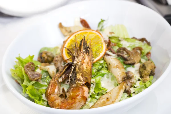 Köstlicher Salat mit Meeresfrüchten — Stockfoto