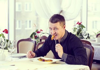 bir genç adam akşam