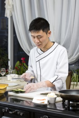 Japon Şef yemek hazırlama