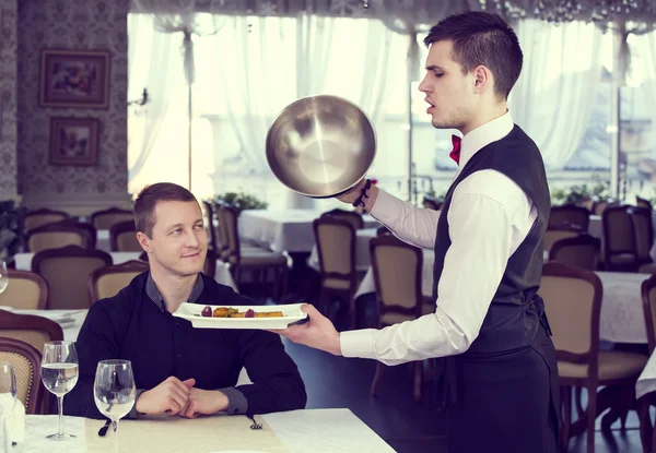 Een jonge man dines — Stockfoto