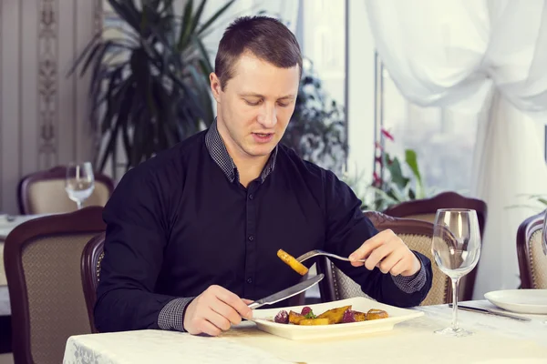 Een jonge man dines — Stockfoto