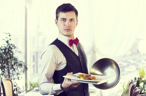 Garson bir tepsi ile — Stok fotoğraf