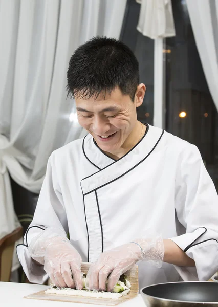 Chef japonés preparando una comida —  Fotos de Stock