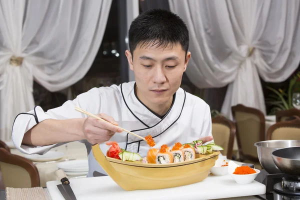 Japanischer Koch bereitet eine Mahlzeit zu — Stockfoto