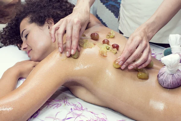 Fruité jeune fille faire un massage — Photo