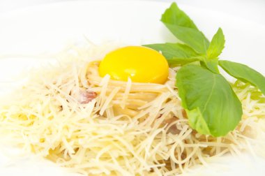 Spagetti ile peynir ve yumurta