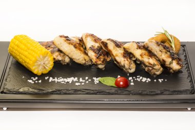 Tavuk kanatları ızgara.