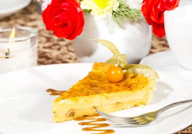 kremalı tatlı süslüdür