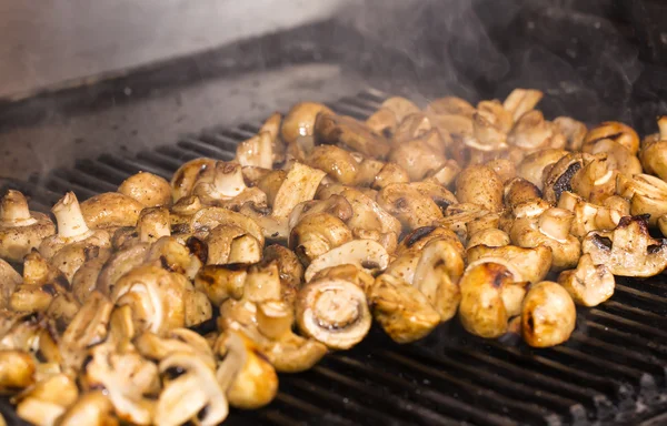 Asar hongos en la cocina — Foto de Stock