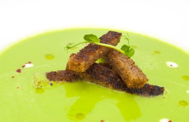 croutons bezelye çorbası