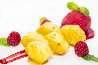 karamel soslu ızgara ananas