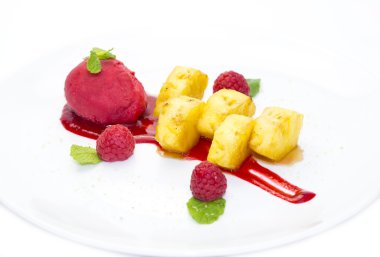 karamel soslu ızgara ananas