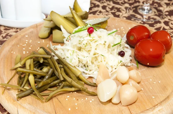 Legumes em conserva, tomates pepino — Fotografia de Stock