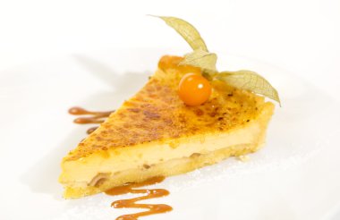 kremalı tatlı süslüdür