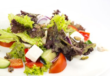 Beyaz arka planda Yunan salatası