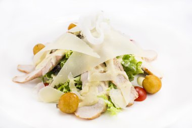 bir restoranda masaya Sezar salatası