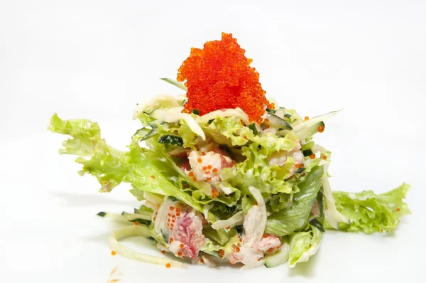 Groene salades en zeevruchten op een wit — Stockfoto