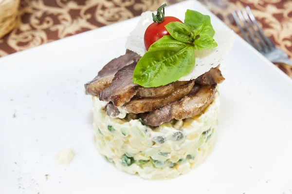 La ensalada con la carne a la mesa —  Fotos de Stock