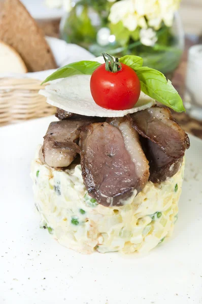 La ensalada con la carne a la mesa —  Fotos de Stock