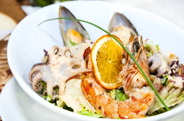 Salada com legumes e frutos do mar — Fotografia de Stock