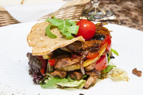 Sallad med grönsaker och kött — Stockfoto