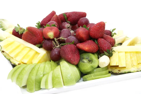 Großer Teller mit geschnittenen Früchten — Stockfoto