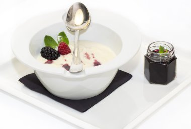 Beyaz arka planda reçelli Semolina