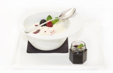 Beyaz arka planda reçelli Semolina