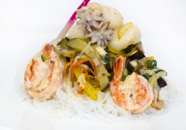 erişte ve deniz ürünleri salatası