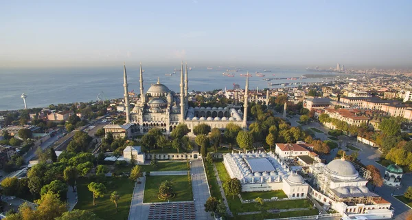 Blauwe moskee en Istanbul panorama — Stockfoto