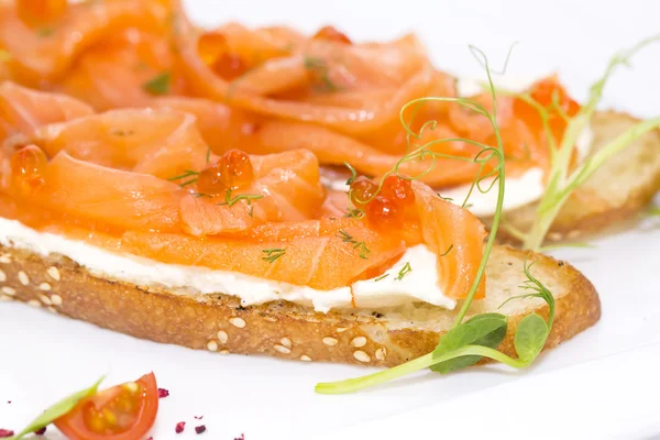 Broodjes met zalm kaviaar — Stockfoto