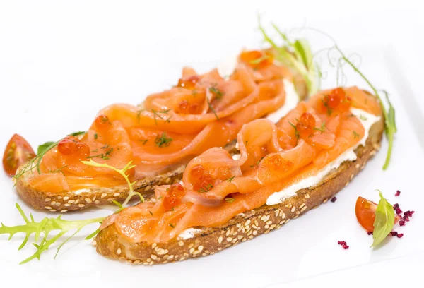 Broodjes met zalm kaviaar — Stockfoto