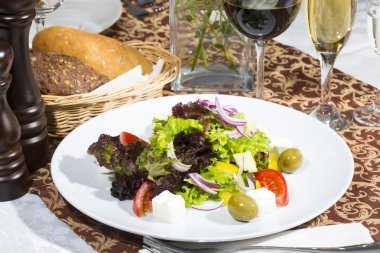 Beyaz arka planda Yunan salatası